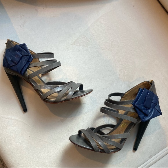 L.A.M.B grey leather sandals with navy blue ankle flower sz 5.5 - Picture 2 of 8